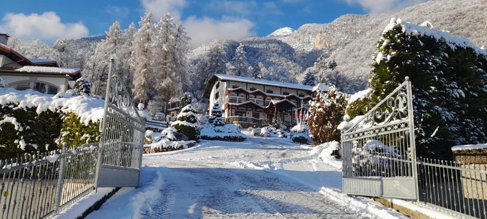 Hotel Ristorante Scoiattolo Sporminore Екстер'єр фото