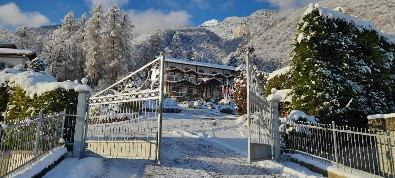 Hotel Ristorante Scoiattolo Sporminore Екстер'єр фото